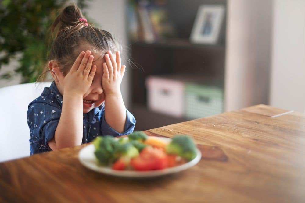 ittle-girl-doesn-t-want-eat-vegetables