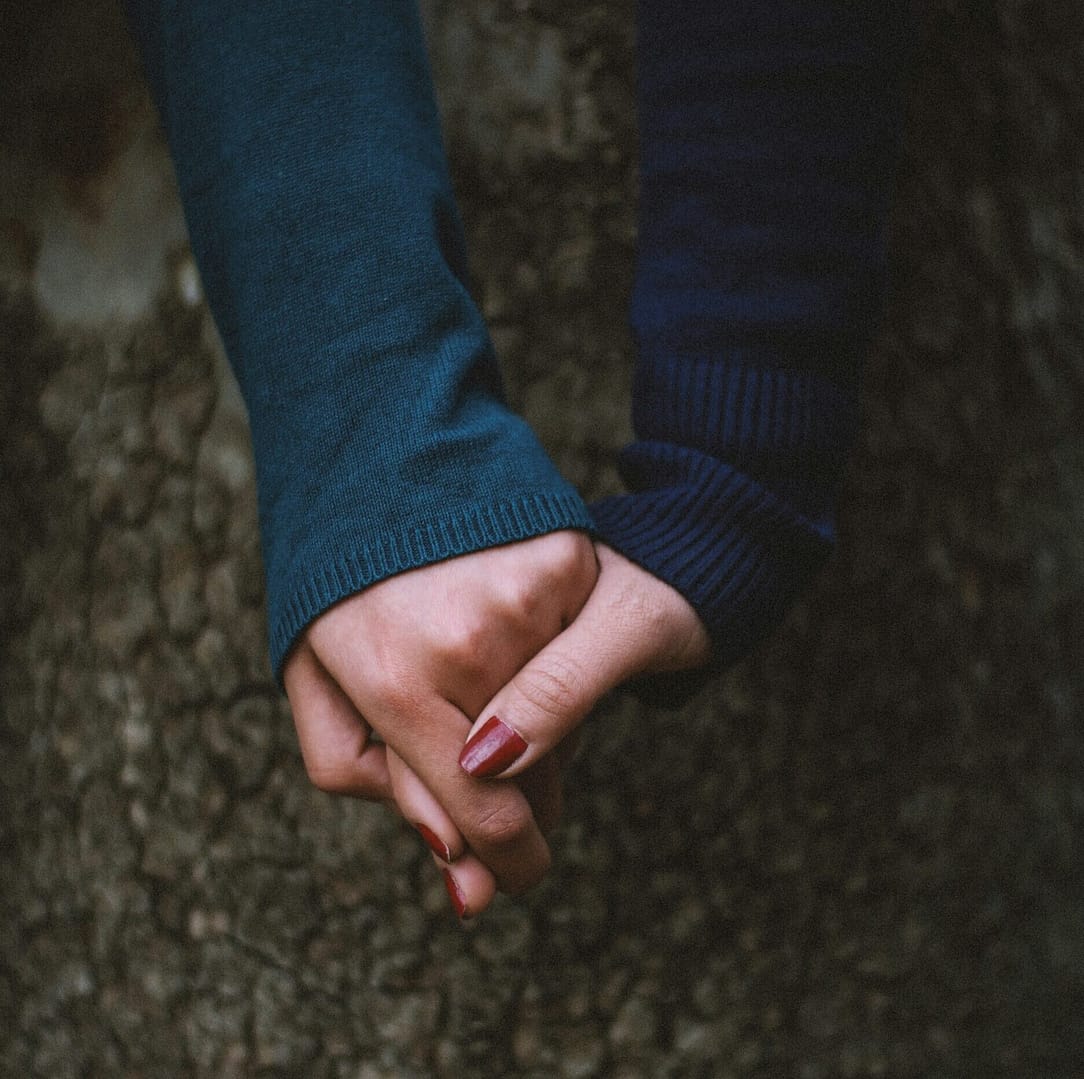 friendsholdinghands