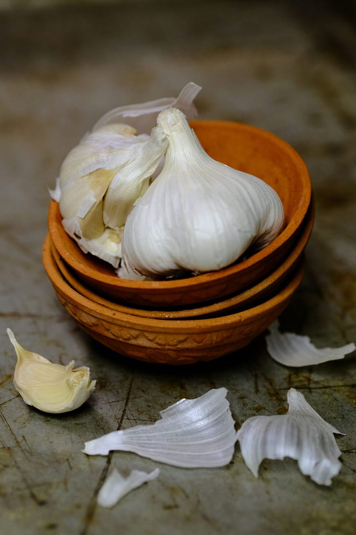 garlic cloves ready for cooking